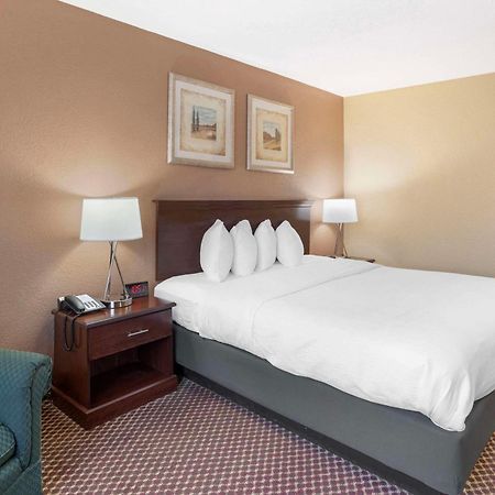 Quality Inn & Suites Bloomington University Area Exterior photo