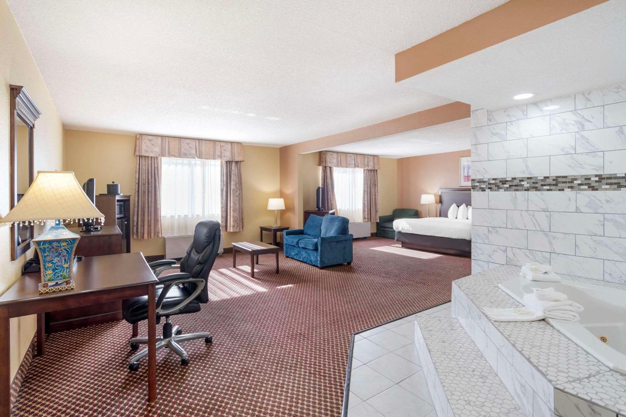 Quality Inn & Suites Bloomington University Area Exterior photo