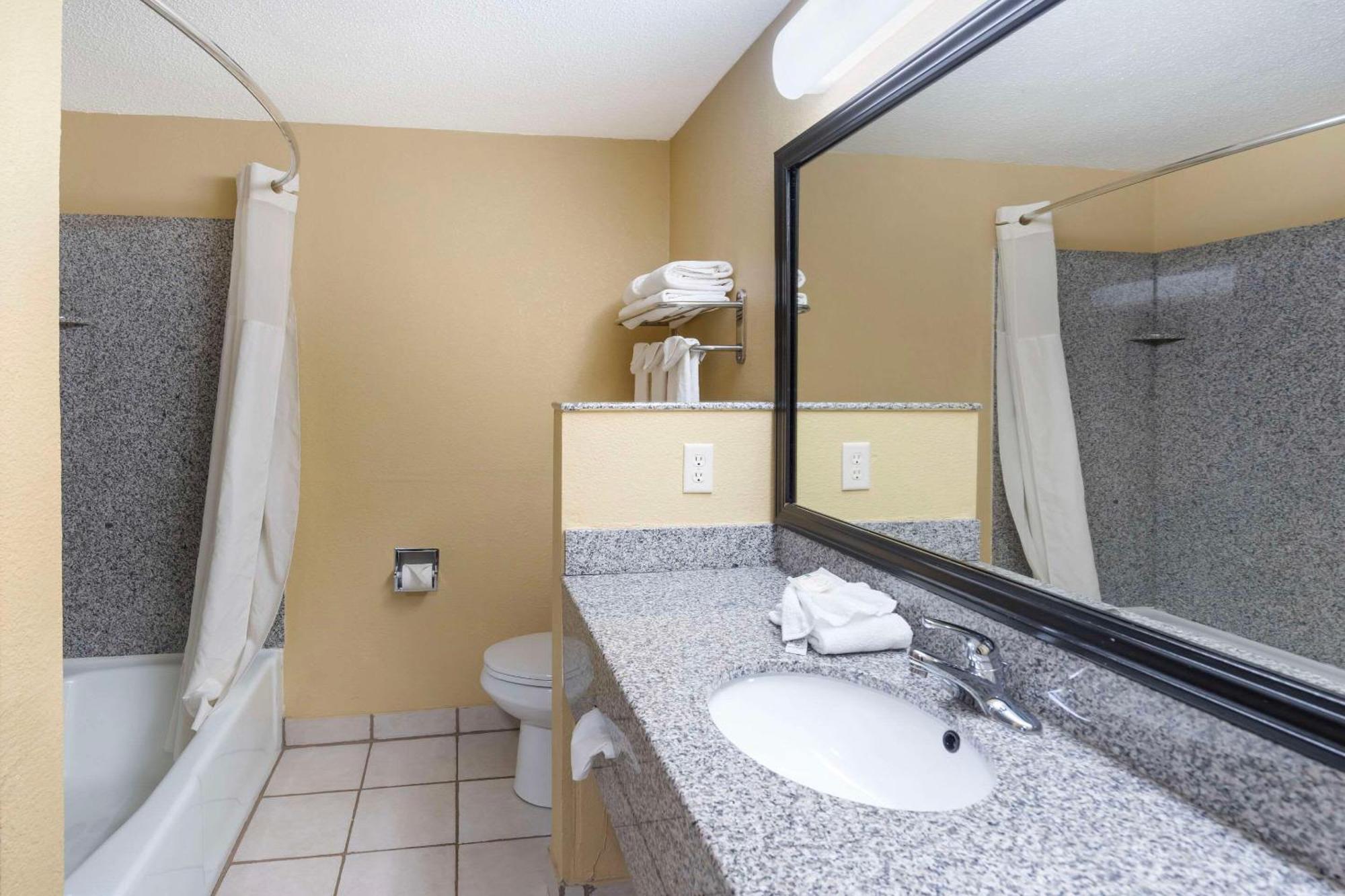 Quality Inn & Suites Bloomington University Area Exterior photo